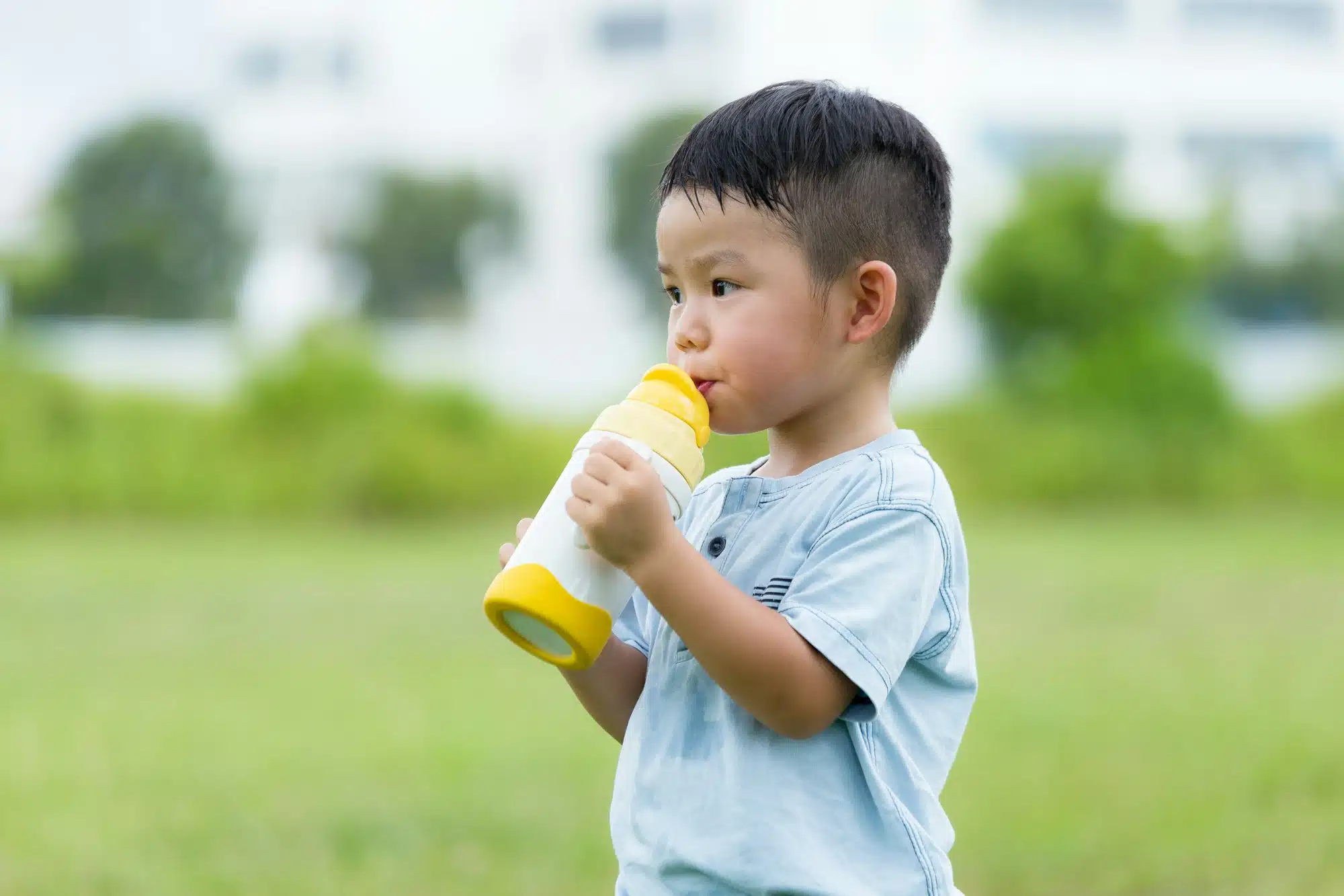 La gourde paille : L’outil idéal pour hydrater un enfant de 4 ans