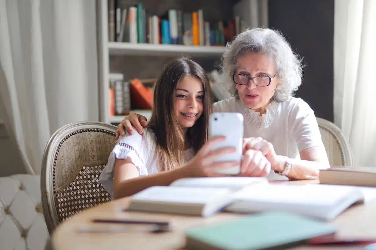 Défis du rôle de grand-parent : Stratégies pour être un soutien efficace pour sa famille